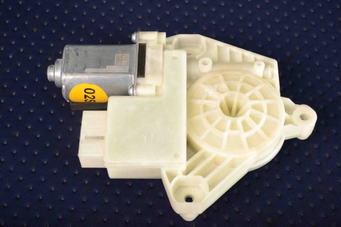 Motor macara geam ușă dreapta spate VW PASSAT Variant B8 3G5 2015 OEM: 5Q0959811E 3364537