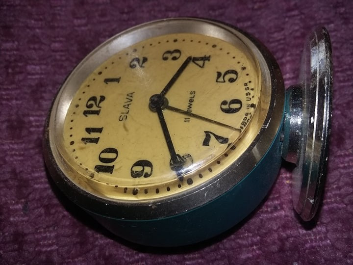 Ceas vechi de masa Slava,ceas de colectie,ceas in starea care se  vede,T.GRATUIT, 38, Rosu | Okazii.ro