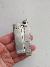 Bricheta veche metalica, anii 70, de colectie, nemarcata (posibil Elba), 6x3cm