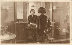 B509 Femeie tanara dormitor oglinda toaleta anii 1930 romaneasca monarhista foto
