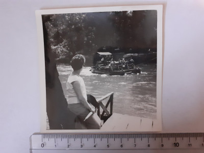 Fotografie cu o ambarcațiune pe un fluviu foto
