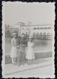 Fotografie, Doua infirmiere cu un militar roman ranit, in curtea spitalului, perioada celui de-al doilea razboi mondial