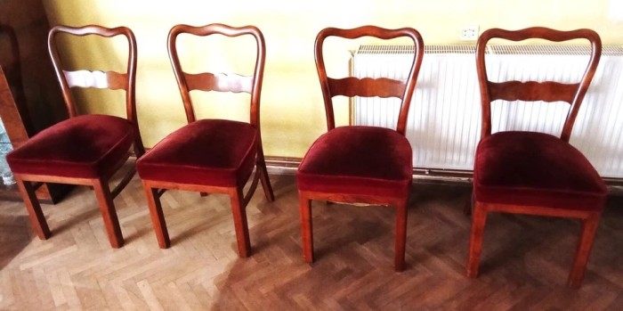 Scaune vechi dintr-o garnitură, secolul 20.