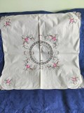Față de masă broderie și inserție de dantelă
