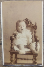 Copil in scaun// CDV Szollosy 1892, Fotograful M.S. Regelui Carol I foto