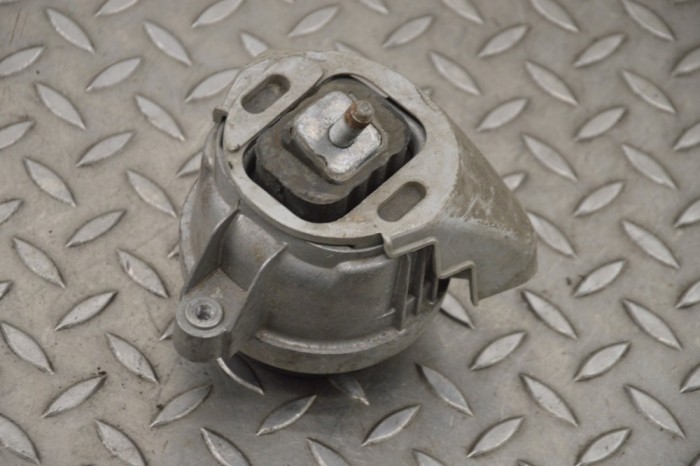 Suport motor dreapta BMW 3 F30, F80 2015 OEM: 2284818 17050822