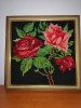 Tablou cusut goblen vechi inramat cusut manual fundal negru trandafir trandafiri rosu roz