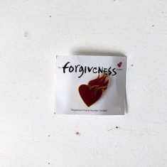 DD- Insigna cu o inima si o flacara, The Forgiveness project, noua, cca 3 cm