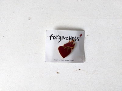 DD- Insigna cu o inima si o flacara, The Forgiveness project, noua, cca 3 cm foto
