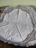 Față de masă albă, rotundă, broderie și dantelă