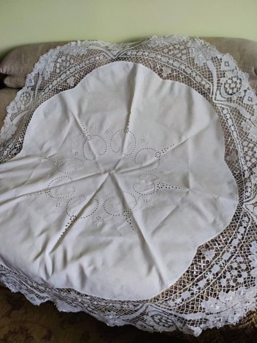 Față de masă albă, rotundă, broderie și dantelă
