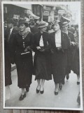 Doamne pe strada, posibil Bucuresti, perioada interbelica// fotografie