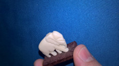 Figurina, elefantel din fildes pe stativ de lemn foto