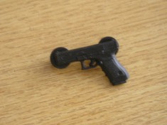 QW9 N4 98 - insigna - tematica arme - simbol pistol