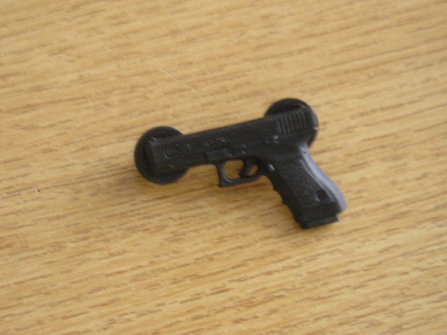 QW9 N4 98 - insigna - tematica arme - simbol pistol