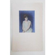 DOAMNA CU ROCHIE VERDE , CARTE POSTALA ILUSTRATA , POLICROMA, EMBOSATA , CLASICA