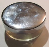 CY - Borcan borcanas mai vechi / capac metalic cu pluta la intetior / farmacie cosmetica / D gura: 8,50 cm H (cu capac): 3,50 cm 190 g / fara marcaje