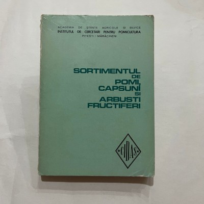 Sortimentul de pomi, capsuni si arbusti fructiferi foto