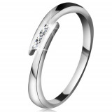 Inel din aur alb 14K - brațe subțiri și lucioase, trei diamante strălucitoare și transparente - Marime inel: 55