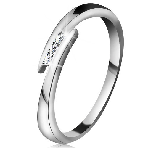 Inel din aur alb 14K - brațe subțiri și lucioase, trei diamante strălucitoare și transparente - Marime inel: 49