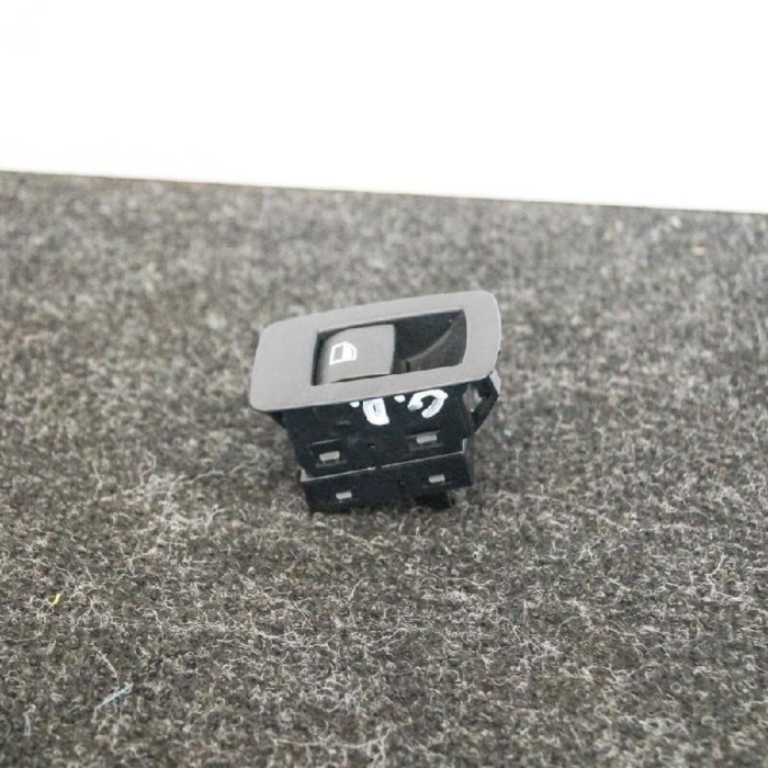 Buton geam ușă dreapta spate BMW X1 F48 2016 OEM: 9208106 2471973