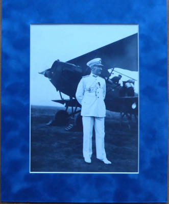 General aviator Andrei Popovici pe aerodrom , in tinuta militara de gala foto