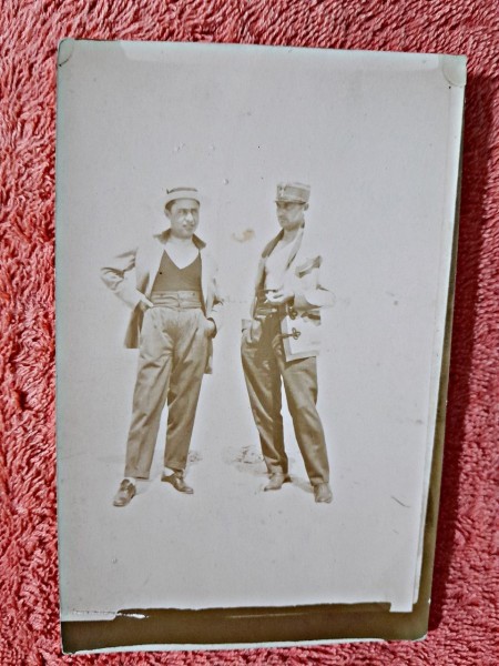 Fotografie tip carte postala, doi prieteni, unul militar, perioada interbelica