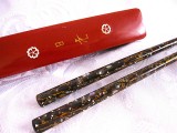 SET BETISOARE CHOPSTICKS LEMN CU LAC SI INTARSII DE SCOICA ABALONE IN CASETA LEMN LACUIT