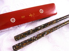 BETISOARE CHINEZESTI CHOPSTICKS LEMN CU LAC SI INTARSII DE SCOICA ABALONE IN CASETA LEMN LACUIT