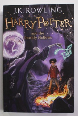 HARRY POTTER AND THE DEATHLY HALLOWS by J.K. ROWLING , 2007 foto