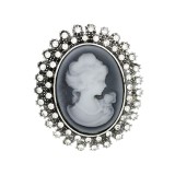 Brosa camee argintie model 19, in cutie de bijuterii