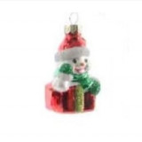 Decoratiune pentru brad - Figure Glass - Snowman Red Gift - Om De Zapada Cu Cadou Rosu | Kaemingk