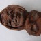 Chip de femeie sculptat in lut, semnat la baza