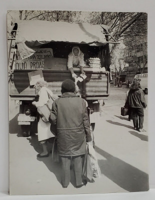 PIATA AMZEI , BUCURESTI , CAMION CU OUA DE VANZARE , FOTOGRAFIE , INCEPUTUL ANILOR &amp;#039; 90 foto