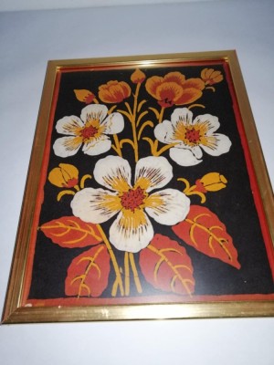 Tablou textil inramat flori printate manual pe panza neagra semnata arta textila decor perete vintage foto