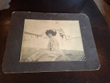 Fotografie pe carton, Femeie eleganta - alb negru