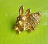 F836-Brosa mica veche- Iepuras bronz masiv aurit cu pietricele albe stare buna.