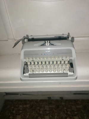 Se vinde mașina de scris foto