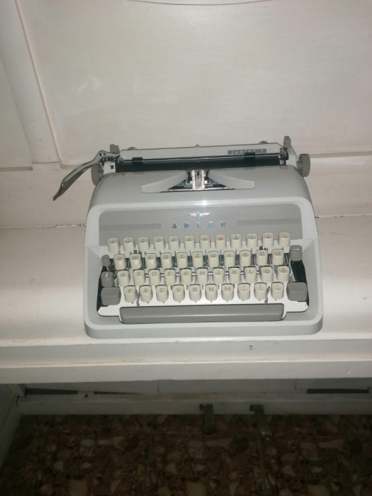 Se vinde mașina de scris