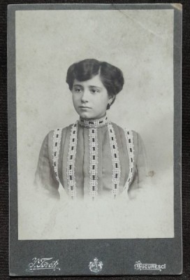 Fotografie pe carton, tanara, inceput de secol XX foto