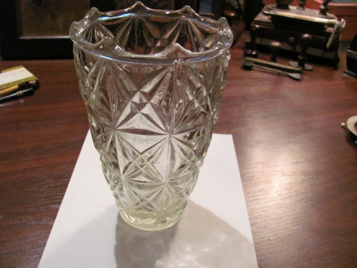 CY - Vaza sticla / cristal veche deosebita groasa in carne H = 21 cm D = 13 cm