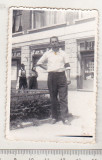 Bnk foto - Ploiesti - barbat in fata la Halele centrale - anii `70, Alb-Negru, Romania de la 1950, Cladiri