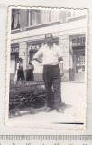 bnk foto - Ploiesti - barbat in fata la Halele centrale - anii `70