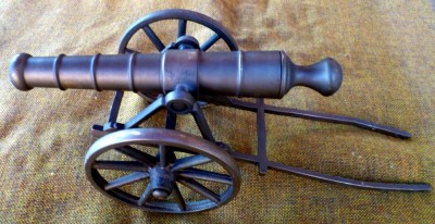 Tun decorativ bronz foto