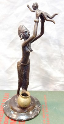 Statueta bronz - Femeie africana cu copil foto