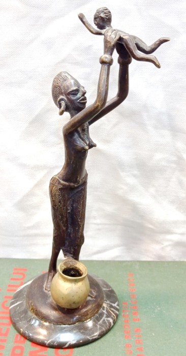 Statueta bronz - Femeie africana cu copil