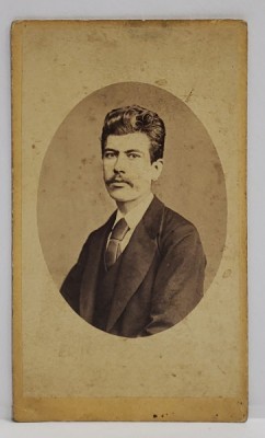 C. SZATHMARI , BUCURESTI , FOTOGRAFIE C.D.V. , TANAR CU CRAVATA , IN MEDALION , SEC. XIX foto