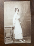 Fotografie veche reprezentand o femeie - perioada anilor 1910, Europa, Sepia, Portrete