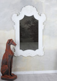 Oglinda cu rama stilizata din lemn masiv alb VIC316