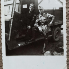 Soferul Gicu si militarul Voicu langa masina militara 4 pionieri// fotografie